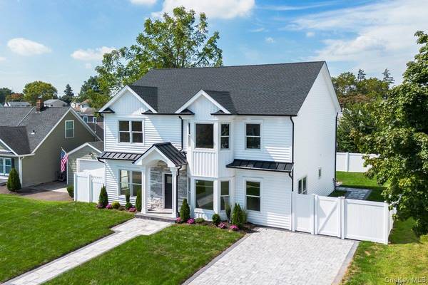 84 Rope LN, Levittown, NY 11756