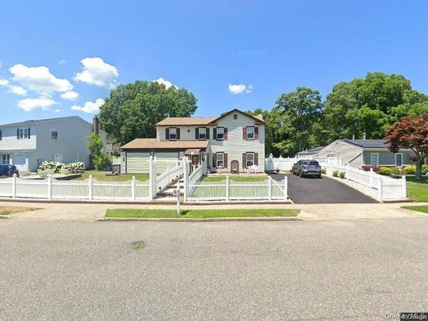 384 SINGINGWOOD DR, Holbrook, NY 11741