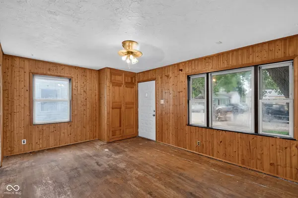 321 E 39th ST, Anderson, IN 46013