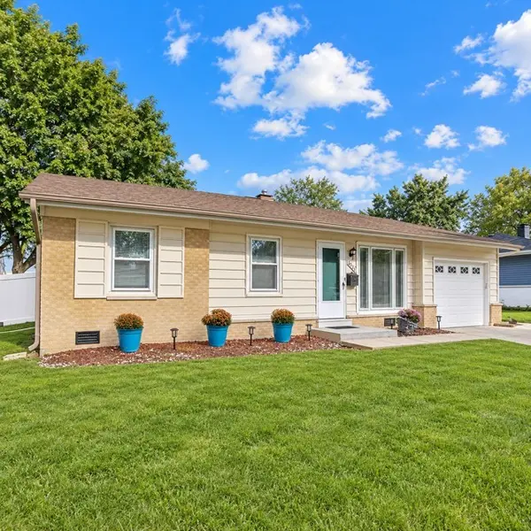 1031 Maple LN, Elk Grove Village, IL 60007