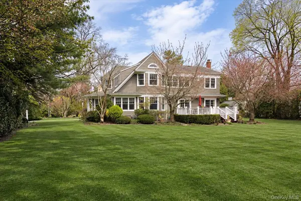 16 Middle DR, Manhasset, NY 11030