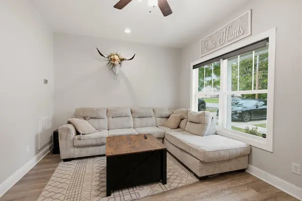 201 16th Ave #E, Springfield, TN 37172