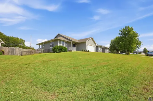 3834 NW Cherry Creek DR, Topeka, KS 66618