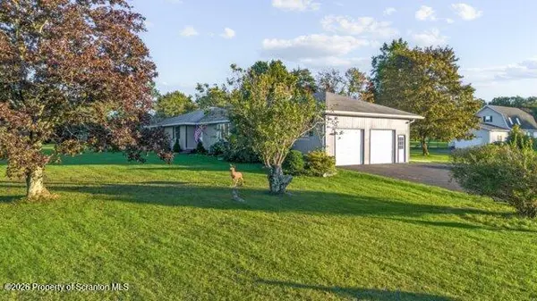 5 Country Club RD, Scott Twp, PA 18433
