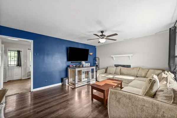 384 Roselawn Dr, Clarksville, TN 37042