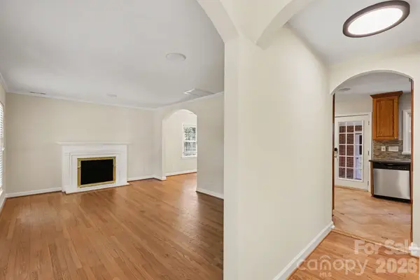3846 Barclay Downs DR, Charlotte, NC 28209
