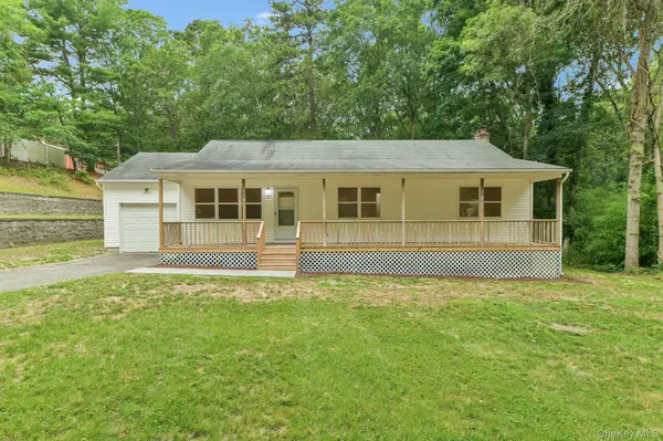 22 Red Maple RD, Ridge, NY 11961