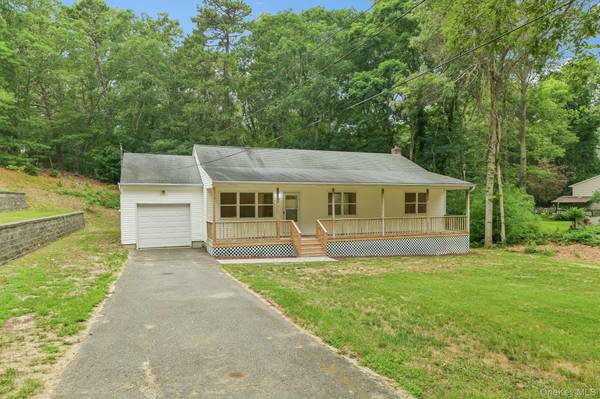 22 Red Maple RD, Ridge, NY 11961