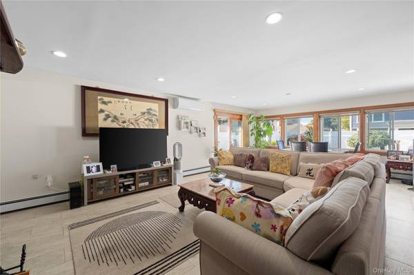 27 Eden LN, Levittown, NY 11756