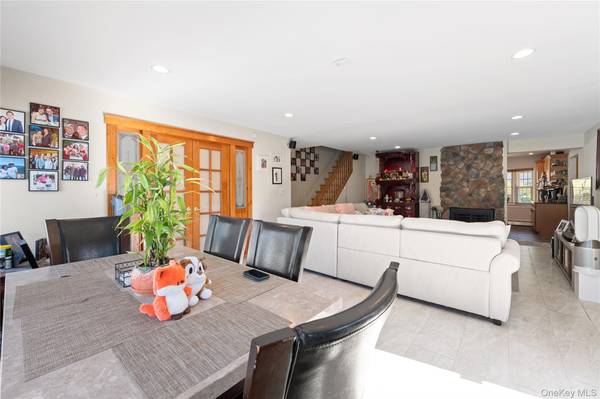 27 Eden LN, Levittown, NY 11756