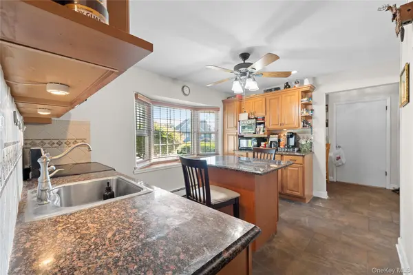 27 Eden LN, Levittown, NY 11756