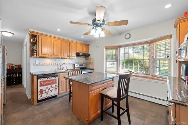 27 Eden LN, Levittown, NY 11756