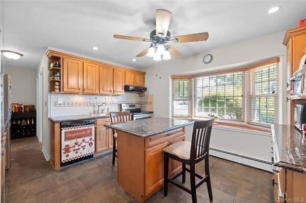 27 Eden LN, Levittown, NY 11756