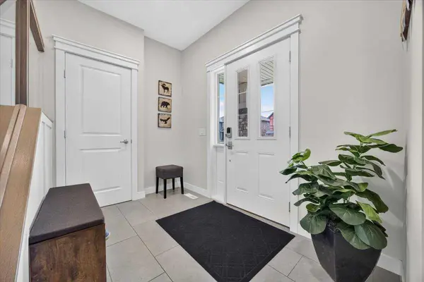 2584 Ravenslea GDNS SE, Airdrie, AB T4A 0T2