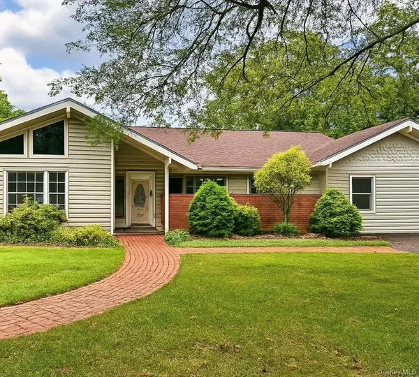 46 Andover DR, Coram, NY 11727