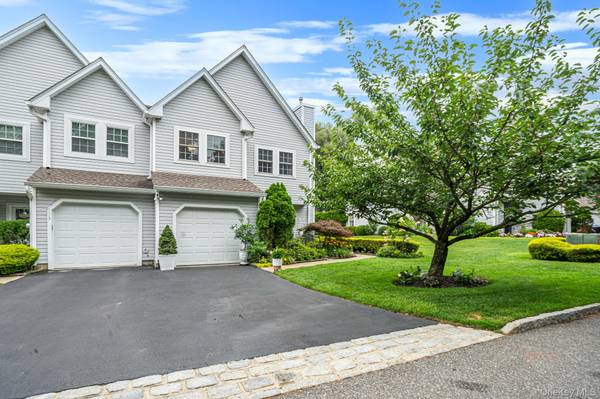112 Erin LN, East Setauket, NY 11733