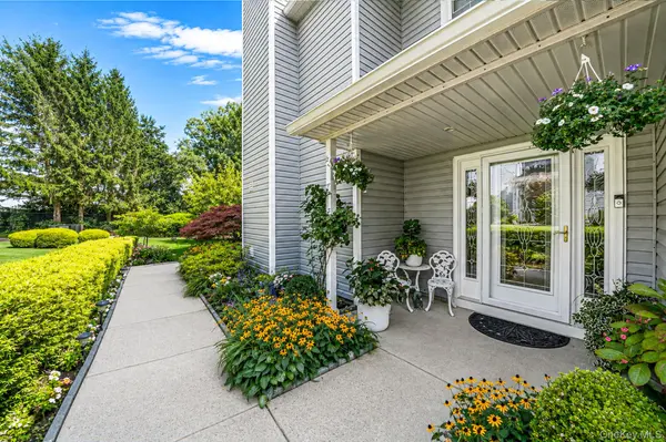 112 Erin LN, East Setauket, NY 11733