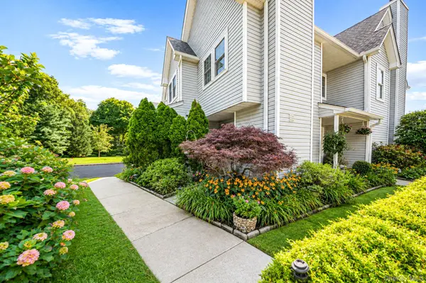 112 Erin LN, East Setauket, NY 11733