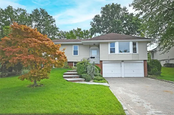 19 Carriage RD, Roslyn, NY 11576