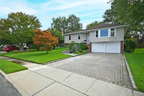 19 Carriage RD, Roslyn, NY 11576