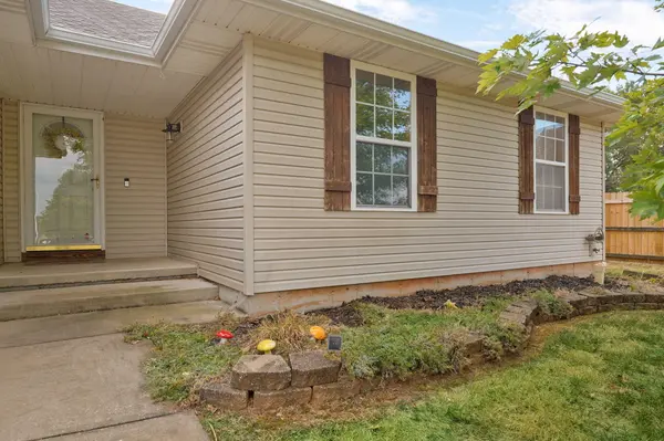1560 S Timbercreek AVE, Springfield, MO 65807