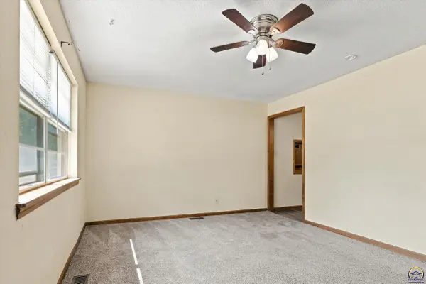 4032 SW 34th ST, Topeka, KS 66614