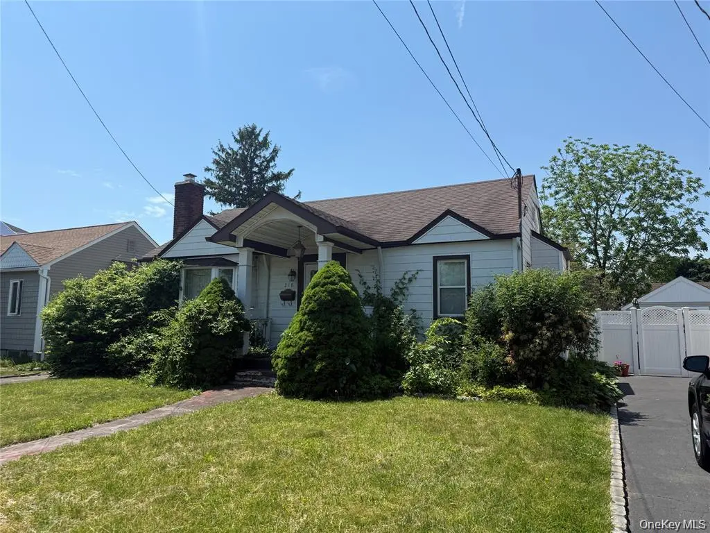 218 Park AVE, Hicksville, NY 11801
