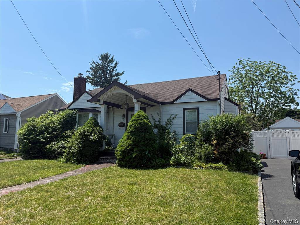218 Park AVE, Hicksville, NY 11801