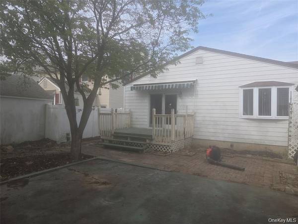 218 Park AVE, Hicksville, NY 11801