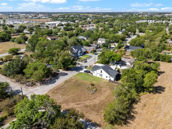 915 Torres ST, Lockhart, TX 78644