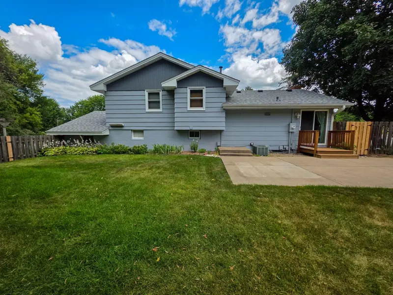 5033 Overlook DR, Bloomington, MN 55437