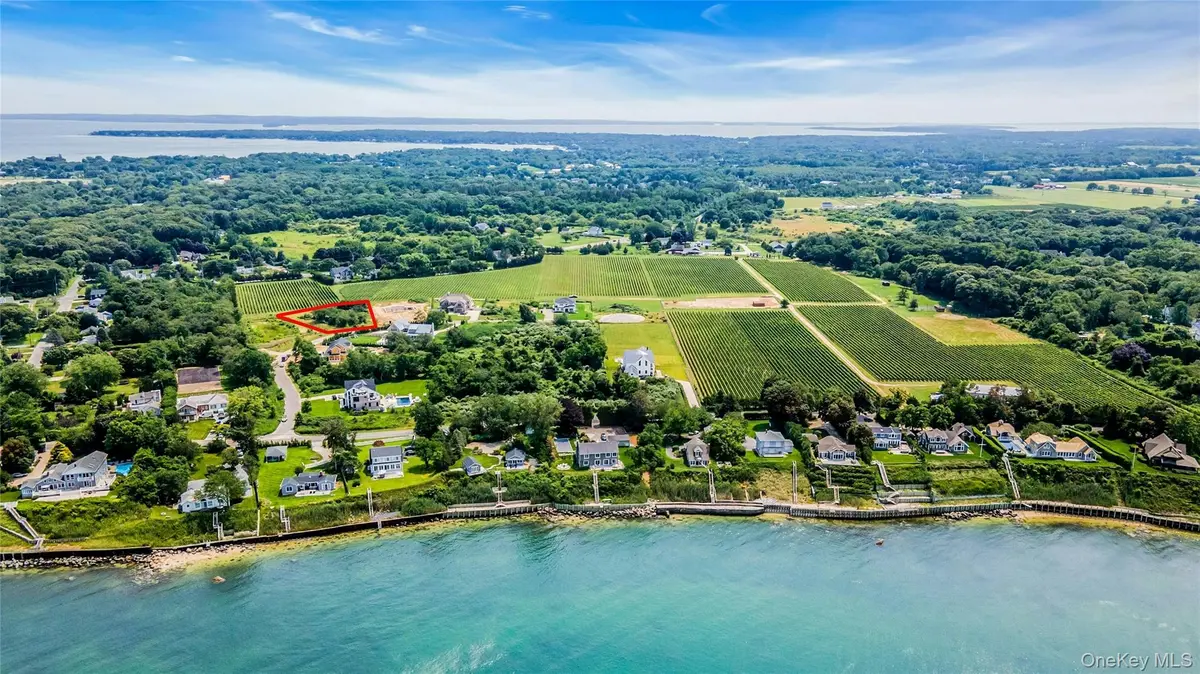 705 Wildberry LN, Southold, NY 11971