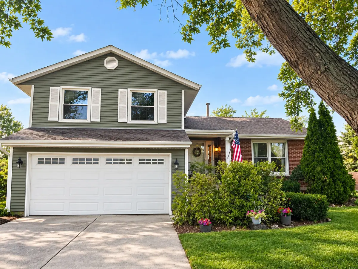 10 Canterbury CT, Streamwood, IL 60107