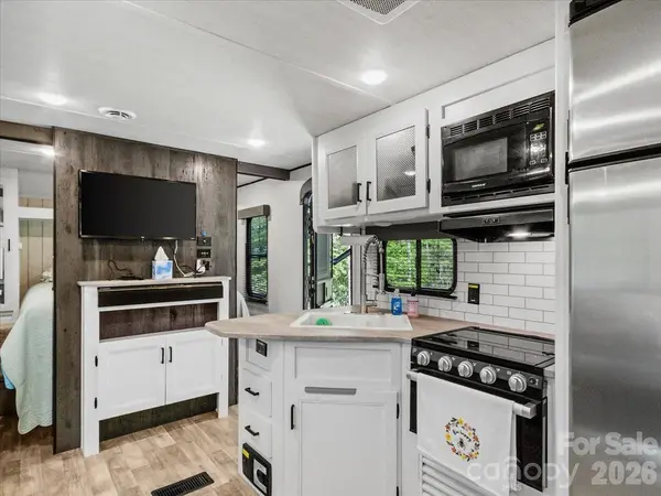 997 Hoot Owl RD, Spruce Pine, NC 28777