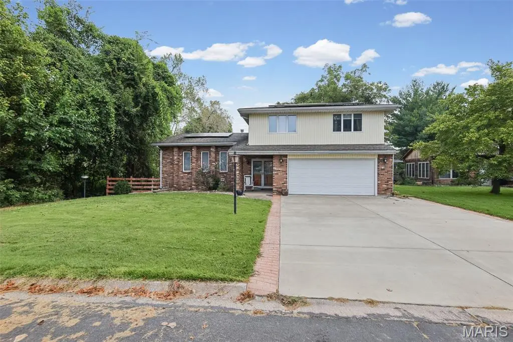 86 Eastmoor DR, Wood River, IL 62095