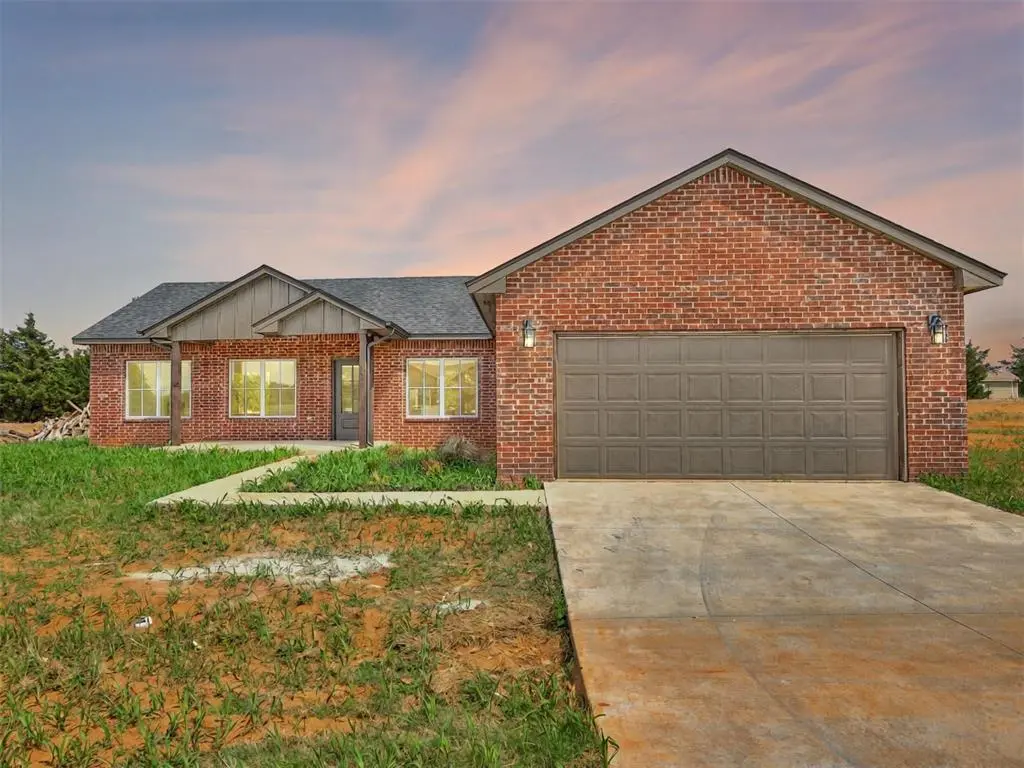10190 S Meadows LN, Guthrie, OK 73044