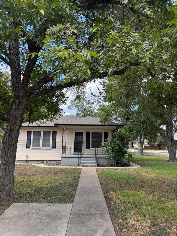 509 Whitehead ST, Smithville, TX 78957