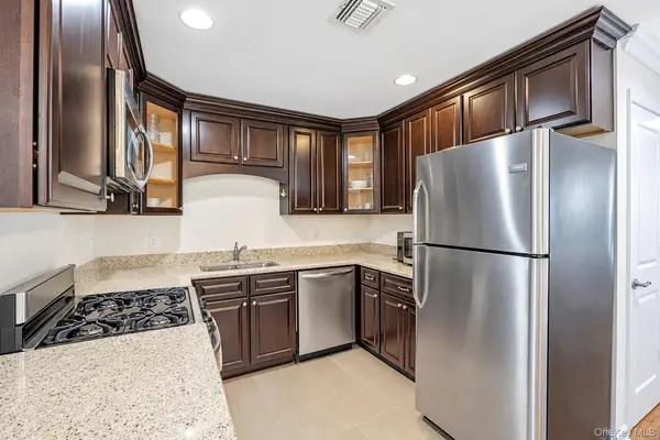 106 Weatherby LN, Central Islip, NY 11722