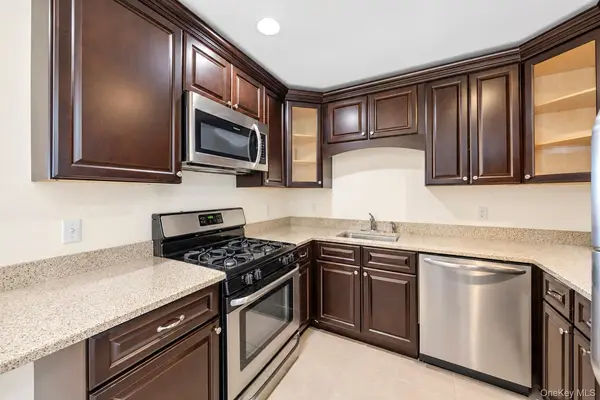 106 Weatherby LN, Central Islip, NY 11722