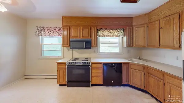 661 Warren AVE, Thornwood, NY 10594