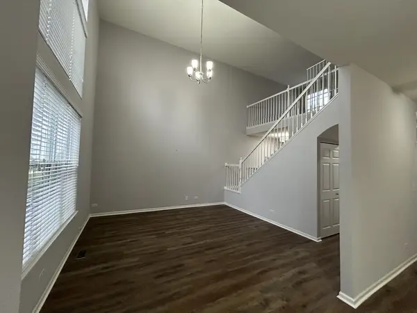 709 Riding LN, St. Charles, IL 60174