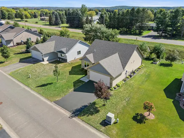 390 Ladd LN, Osceola, WI 54020