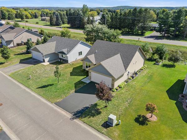 390 Ladd LN, Osceola, WI 54020