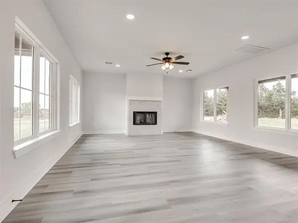 10190 S Meadows LN, Guthrie, OK 73044