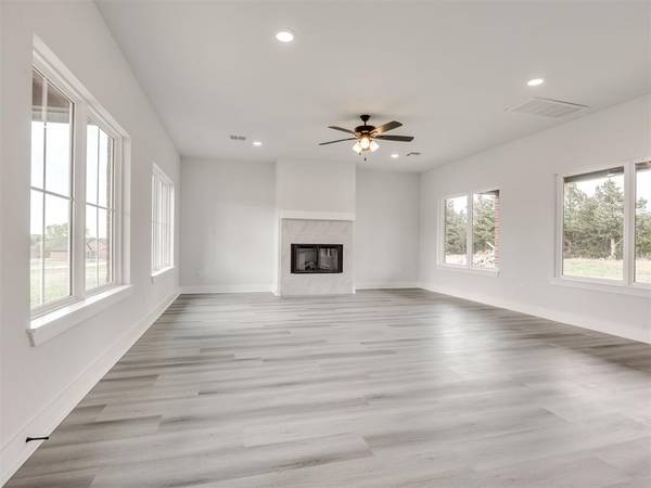 10190 S Meadows LN, Guthrie, OK 73044