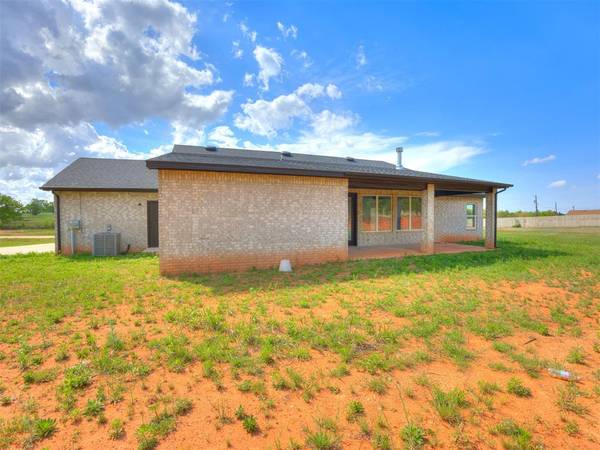 10130 S Meadows LN, Guthrie, OK 73044