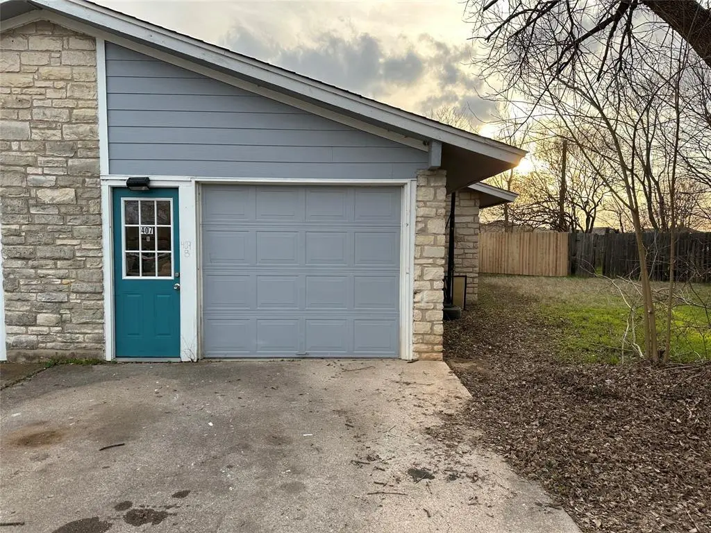 407 Vista West CT #B, Bastrop, TX 78602