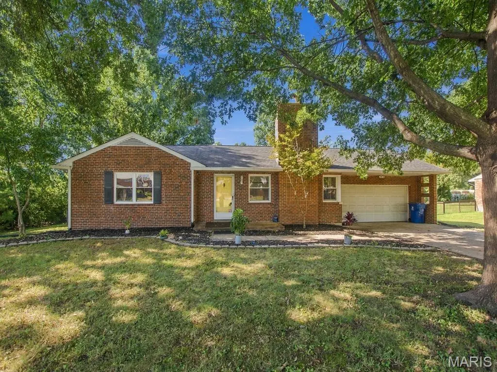 10012 Carolynne DR, St Louis, MO 63128