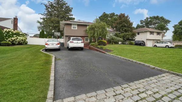 5 Crabapple LN, Commack, NY 11725