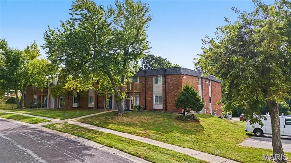 5766 Westphalia LN #B, Oakville, MO 63129